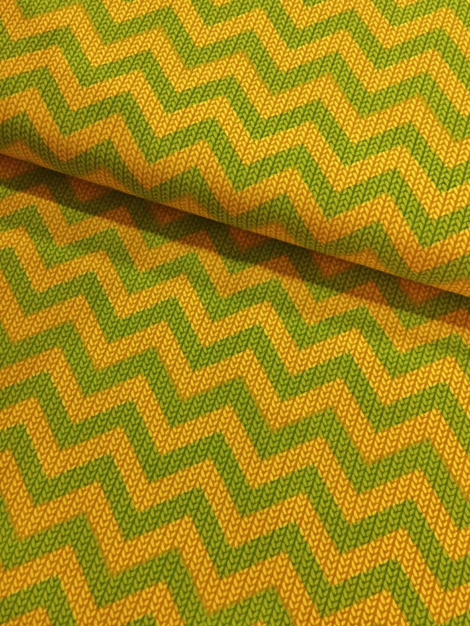 Retalho Tecido Trico Chevron Verde e Amarelo (60x34cm)